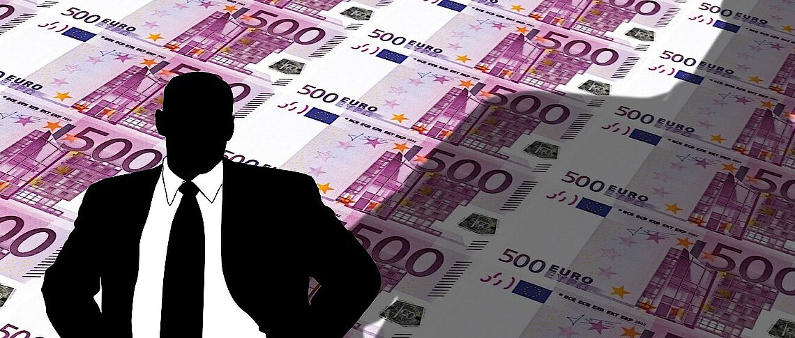 Emerging Market Debt: Fundamentals, Dollar Cycles, and Sovereign Risk